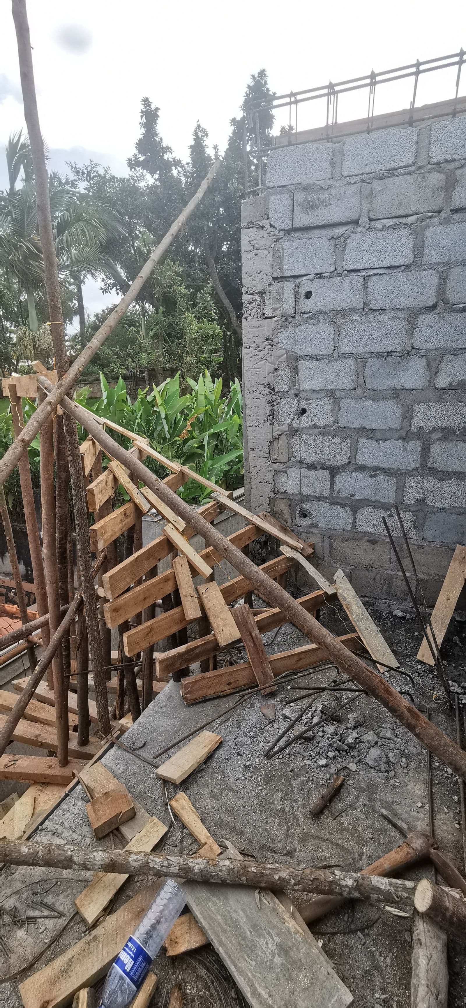 Blockwork wall construction with reinforcement dowels